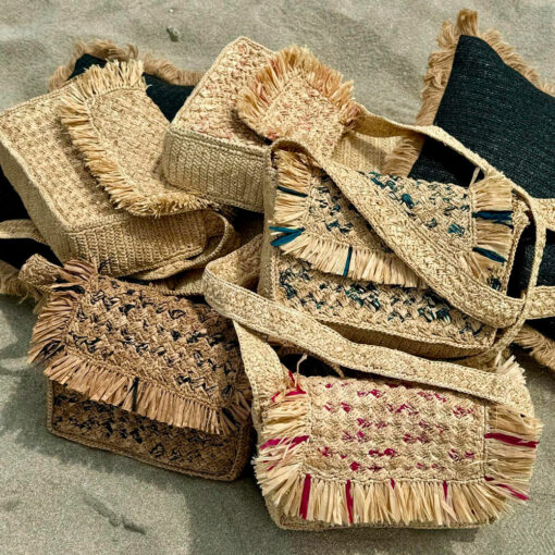 Le sac à main LAETI IDA DEGLIAME est VOTRE SAC À MAIN de l'été ! 100% raphia. Taille unique.Fait main à Madagascar. 5 coloris naturel.