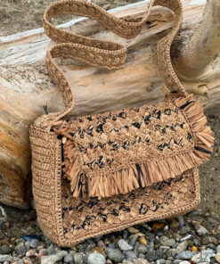 Le sac à main LAETI IDA DEGLIAME 100% raphia et fait main à madagascar se décline en couleur thé & noir