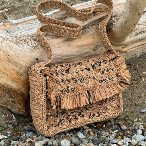 Le sac à main LAETI IDA DEGLIAME 100% raphia et fait main à madagascar se décline en couleur thé & noir