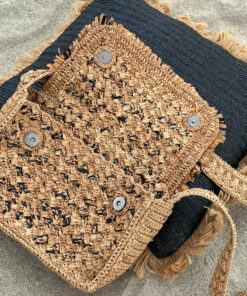 Le sac à main LAETI IDA DEGLIAME mesure 18 cm de haut et 26cm de long.