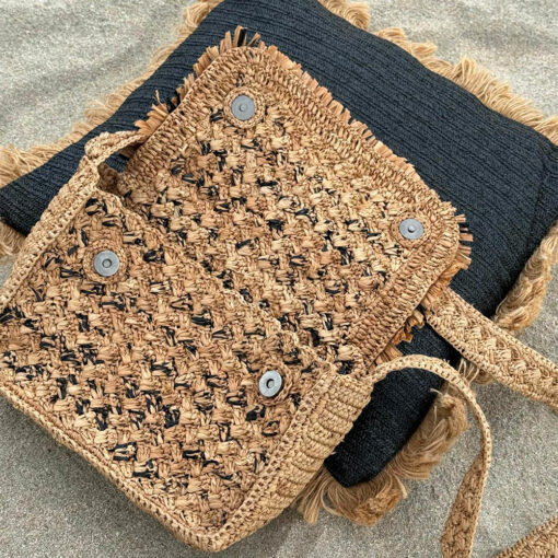 Le sac à main LAETI IDA DEGLIAME mesure 18 cm de haut et 26cm de long.