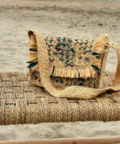 Le sac à main LAETI IDA DEGLIAME 100% raphia se décline en Naturel turquoise et noir.