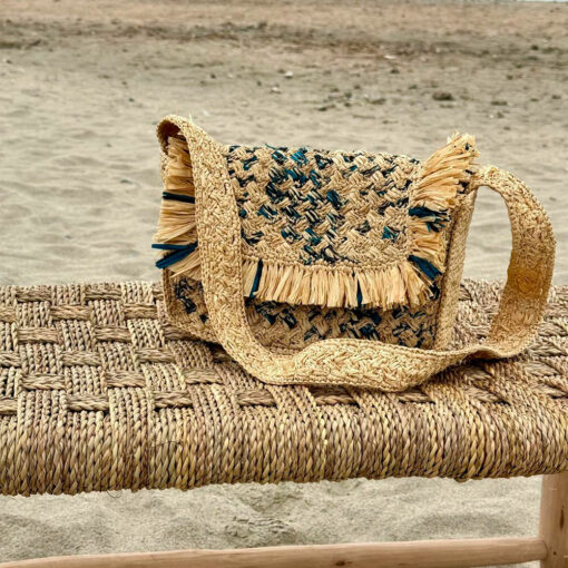 Le sac à main LAETI IDA DEGLIAME 100% raphia se décline en Naturel turquoise et noir.