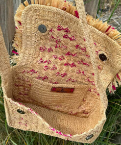 Le sac à main LAETI IDA DEGLIAME couleur naturel et fuschia mesure 26 cm de long