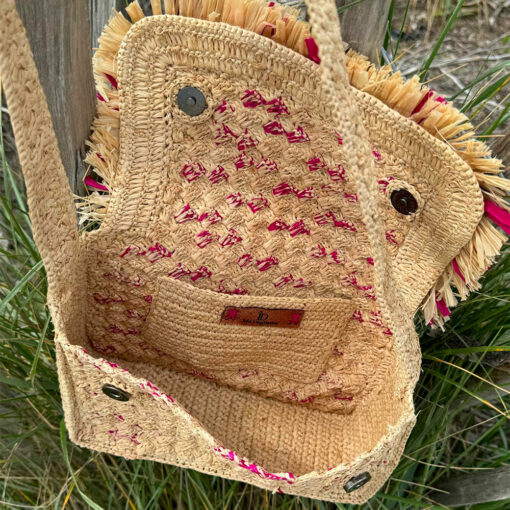 Le sac à main LAETI IDA DEGLIAME couleur naturel et fuschia mesure 26 cm de long