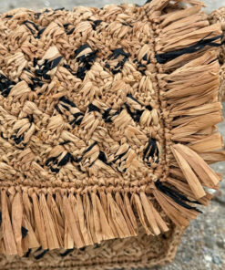 Le sac à main LAETI IDA DEGLIAME est réalisé et cousu à la main à Madagascar, il peut présenter quelques irrégularités.