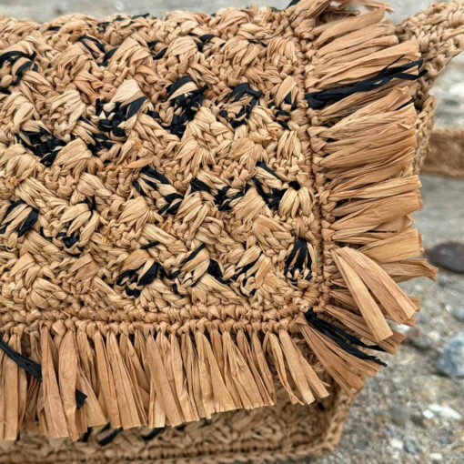 Le sac à main LAETI IDA DEGLIAME est réalisé et cousu à la main à Madagascar, il peut présenter quelques irrégularités.