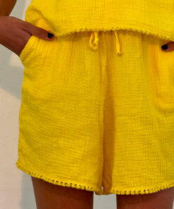 Le short BORA BORA de la collection sauvage IDA DEGLIAME couleur jaune accompagnera votre été très facilement.