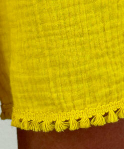 Le short BORA BORA de la collection sauvage IDA DEGLIAME couleur jaune a de jolis détails