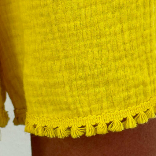 Le short BORA BORA de la collection sauvage IDA DEGLIAME couleur jaune a de jolis détails