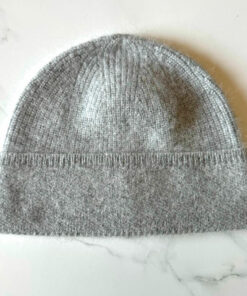 le bonnet georgia ida degliame se décline en gris clair