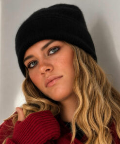 le bonnet georgia ida degliame se décline en noir, pour vous accmpagner tout l'hiver avec sobriété