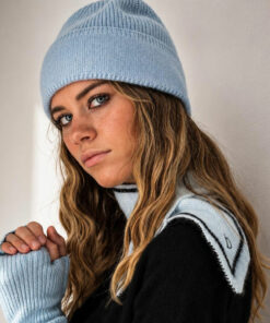 le bonnet georgia ida degliame bleu ciel vous donnera une allure élégante même quand il fait froid