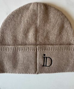 le bonnet georgia ida degliame se décline couleur camel pour vous offrir un look chic et tendance