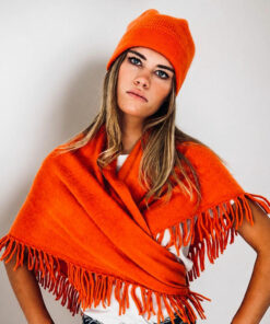 le bonnet georgia ida degliame se décline couleur orange corail pour mettre de la couleur à vos journées d'hiver