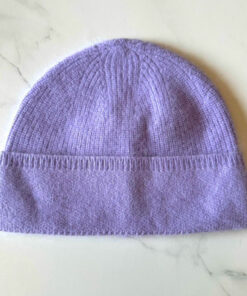 le bonnet georgia ida degliame couleur lavande peut s'assortir avec l'écharpe Davina lavande