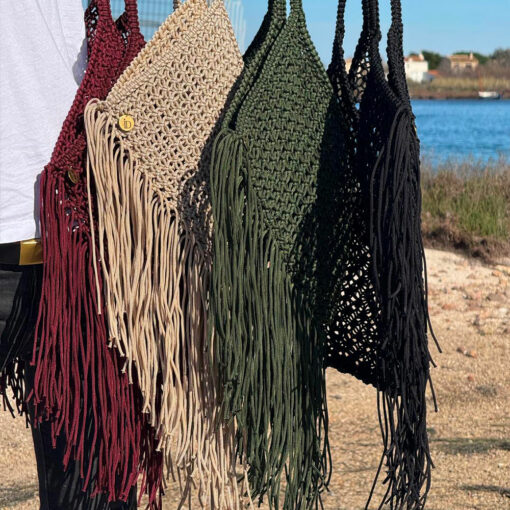 le karma bag ida degliame se décline en plusieurs coloris lin, bordeaux, cognac, kaki, marine noir de quoi s’accorder à tous les styles