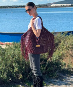Chaque KARMA Bag ida degliame est réalisé à la main et avec soin par des femmes marocaines comme ce sac couleur bordeaux