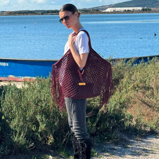 Chaque KARMA Bag ida degliame est réalisé à la main et avec soin par des femmes marocaines comme ce sac couleur bordeaux