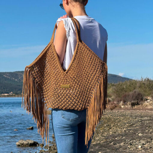 le style unique du karma bag ida degliame coloris cognac allie élégance et artisanat, idéal pour une utilisation en ville comme à la plage.