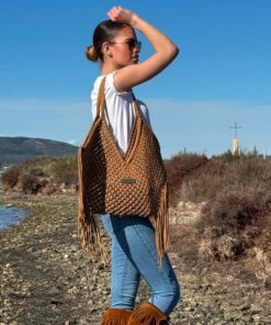 Le KARMA Bag IDA DEGLIAME coloris cognac est un grand cabas XL crocheté à la main avec du cordage, conçu pour sublimer vos tenues estivales.