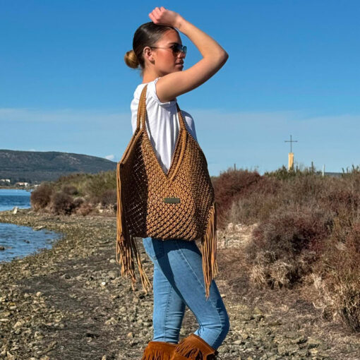 Le KARMA Bag IDA DEGLIAME coloris cognac est un grand cabas XL crocheté à la main avec du cordage, conçu pour sublimer vos tenues estivales.