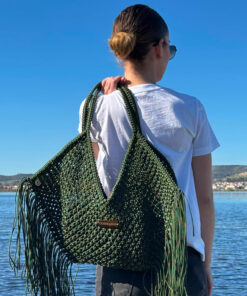 Confectionné entre Marrakech et Essaouira, le karma bag ida degliame met en valeur un savoir-faire traditionnel.