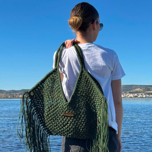 Confectionné entre Marrakech et Essaouira, le karma bag ida degliame met en valeur un savoir-faire traditionnel.