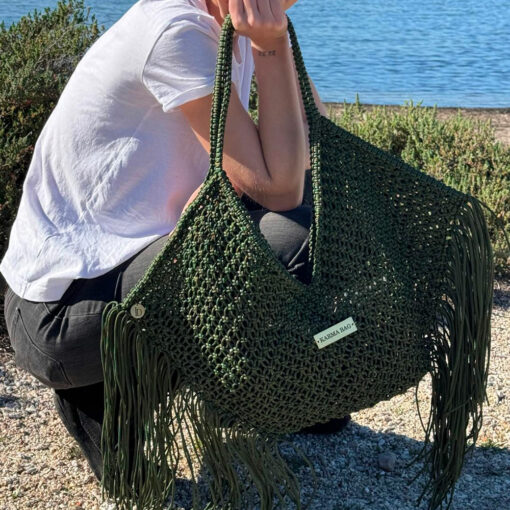 Grâce à son format XL et à ses longues franges, le KARMA Bag ida degliame couleur kaki allie esthétique et praticité.