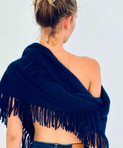 Élégante et chaude, l'écharpe DAVINA IDA DEGLIAME, forme triangulaire en cachemire de vison bleu nuit ajoutera une touche de sophistication à votre look hivernal.