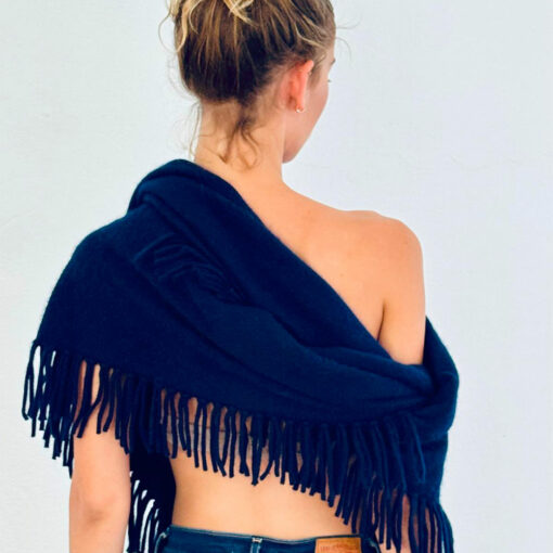 Élégante et chaude, l'écharpe DAVINA IDA DEGLIAME, forme triangulaire en cachemire de vison bleu nuit ajoutera une touche de sophistication à votre look hivernal.