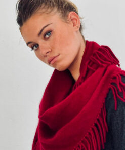 L'écharpe DAVINA IDA DEGLIAME couleur bordeaux combine confort et style grâce à son cachemire de vison d'exception et sa teinte chaleureuse.