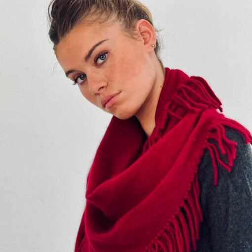 L'écharpe DAVINA IDA DEGLIAME couleur bordeaux combine confort et style grâce à son cachemire de vison d'exception et sa teinte chaleureuse.