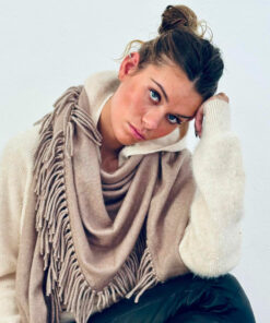 L'Écharpe Davina IDA DEGLIAME couleur camel, ajoutera une touche de raffinement à votre garde-robe d'hiver.