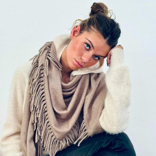 L'Écharpe Davina IDA DEGLIAME couleur camel, ajoutera une touche de raffinement à votre garde-robe d'hiver.