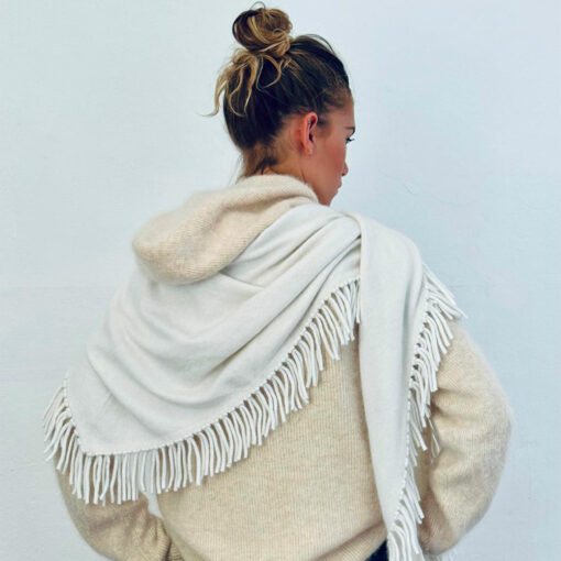 L'écharpe DAVINA IDA DEGLIAME se décline en une palette de couleurs raffinées idéale dont l'écru, pour un style sophistiqué cet hiver