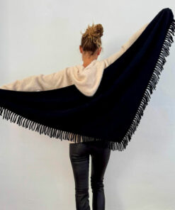 Détail des franges élégantes de l'écharpe Davina IDA DEGLIAME couleur noir, un accessoire incontournable pour l'hiver.