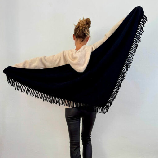 Détail des franges élégantes de l'écharpe Davina IDA DEGLIAME couleur noir, un accessoire incontournable pour l'hiver.