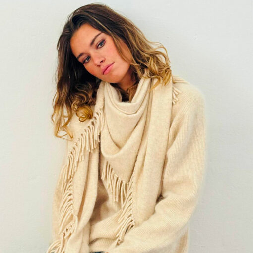 Douceur et raffinement se rencontrent avec l'écharpe triangulaire DAVINA IDA DEGLIAME en cachemire de vison couleur nude, parfaite pour illuminer vos journées d'hiver.