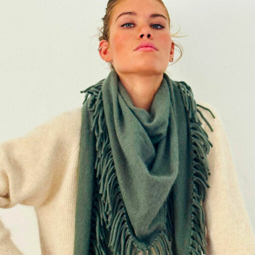 Apportez une touche de nature à votre garde-robe avec l'écharpe DAVINA IDA DEGLIAME en cachemire de vison couleur vert sapin, idéale pour l'hiver.
