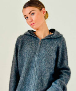 Détail du Gilet Gala gris anthracite, texture douce et finition haut de gamme.