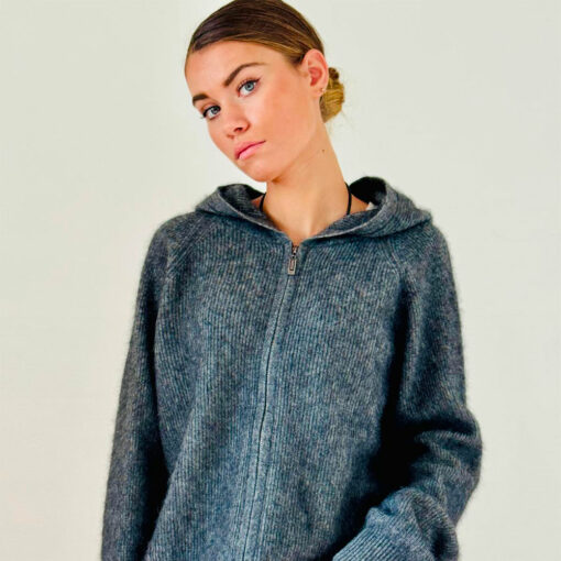 Détail du Gilet Gala gris anthracite, texture douce et finition haut de gamme.