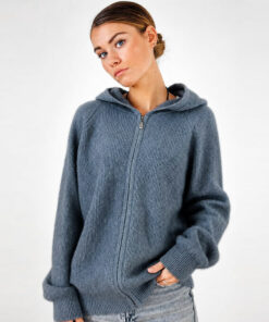 Détail du Gilet Gala gris souris bleuté, texture douce et finition haut de gamme.
