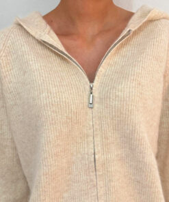 Détail du Gilet Gala nude en cachemire de vison, texture douce et élégante.