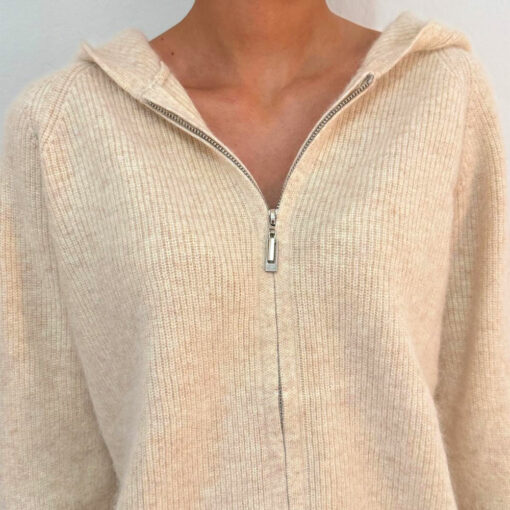 Détail du Gilet Gala nude en cachemire de vison, texture douce et élégante.