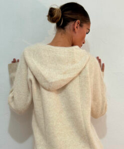 Gilet oversize IDA DEGLIAME nude porté, style chic et confortable en cachemire.