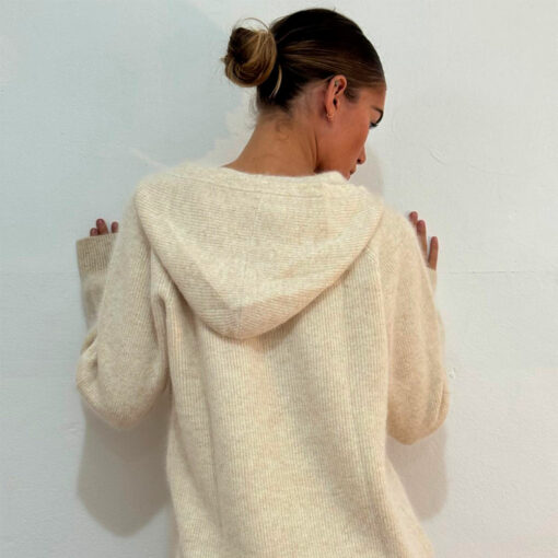 Gilet oversize IDA DEGLIAME nude porté, style chic et confortable en cachemire.