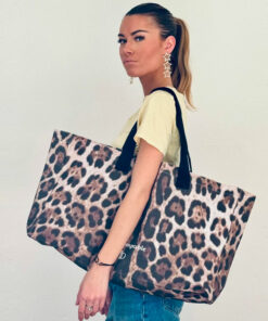 Cabas XL l'Indomptable Léopard IDA DEGLIAME, porté à l’épaule. Sac femme grand format, INDISPENSABLE