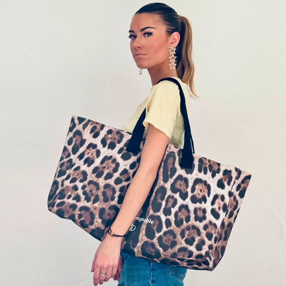 Cabas XL l'Indomptable Léopard IDA DEGLIAME, porté à l’épaule. Sac femme grand format, INDISPENSABLE