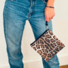 Pochette L’Indomptable Léopard IDA DEGLIAME en coton recyclé, accessoire pratique et élégant pour transporter vos essentiels.